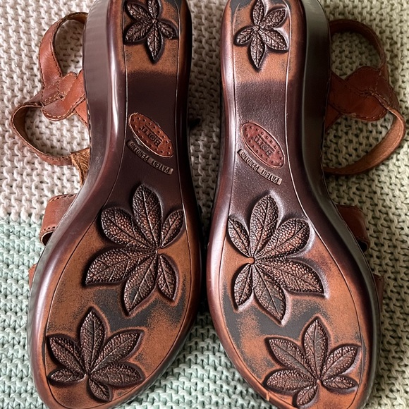 BORN leather summer wedge sandals in chestnut brown, 2 1/4” heel - Picture 5 of 5